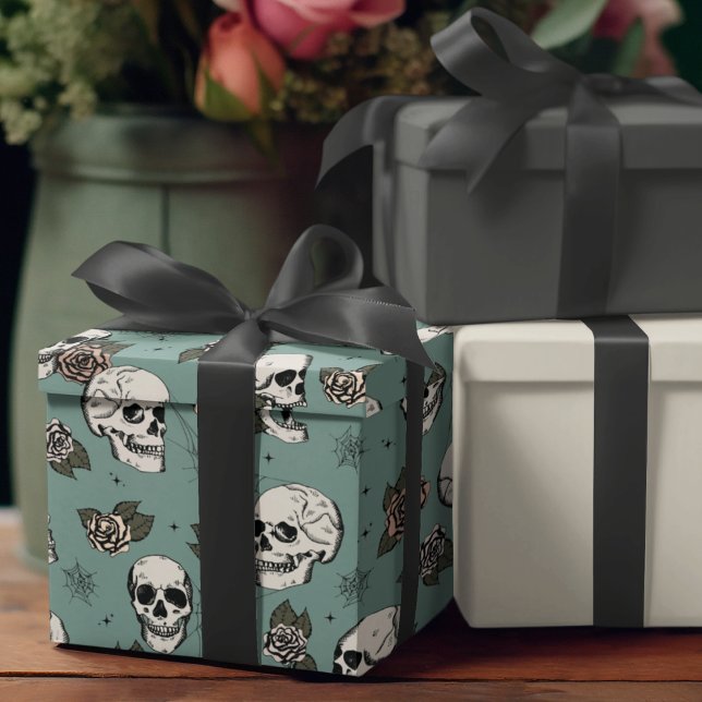 Goth Grönt Skull och Flowers Halloween Presentpapper (Gothic Floral Skulls Pattern Wrapping Paper. Hand-Drawn Skulls, Roses, Webs on Eucalyptus Background)