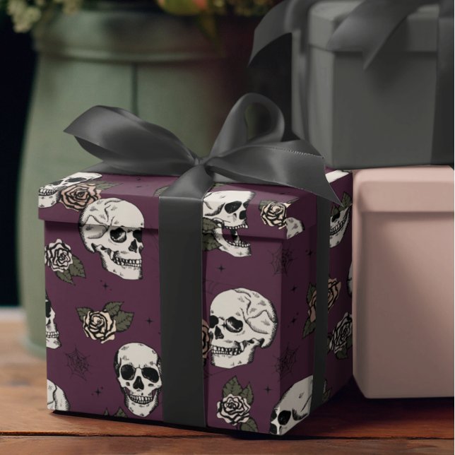 Goth Lila Skull och Flowers Halloween Presentpapper (Gothic Floral Skulls Pattern Wrapping Paper. Hand-Drawn Skulls, Roses & Webs on a Purple Background)