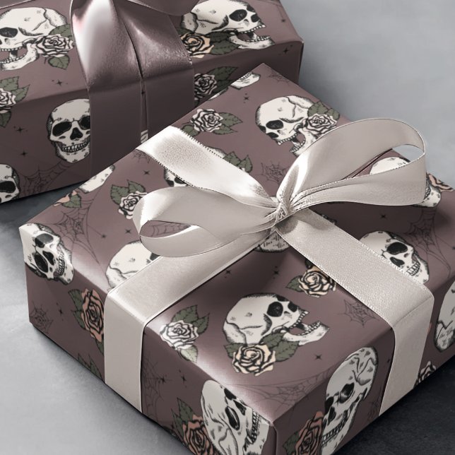 Goth Maroon Lila Skull och Flowers Halloween Presentpapper (Gothic Floral Skulls Pattern Wrapping Paper. Hand-Drawn Skulls, Roses & Webs on Dark Plum Background)