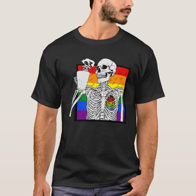 Goth Skeleton Coffee Gay Lesbisk Pride Rainbow Hum T Shirt (Framsida)
