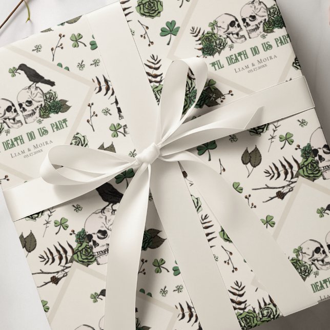 Goth St. Patrick's Day Blommiga Döskallar Irländsk Presentpapper (Chic Gothic Wedding Til Death Do Us Part Gift Wrap in Ivory. Hand Drawn Skull, Raven & Green Roses)