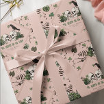 Goth St. Patricks Day Blommigt Döskallars Irish Br Presentpapper<br><div class="desc">Denna unika och elegant irländska gothic bröllop-inslagna pappra design har vackra, handritade irländskematerade illustrationer i svart bläck mot en elegants bakgrund för rosa. Med grönt klöver, döskallar, kråkor, grönt ro och vildblommor är denna festliga grönt som är papper perfekt för irländska bröllop, möhippor och andra marfiranden. Anpassa med din bröllop-information....</div>