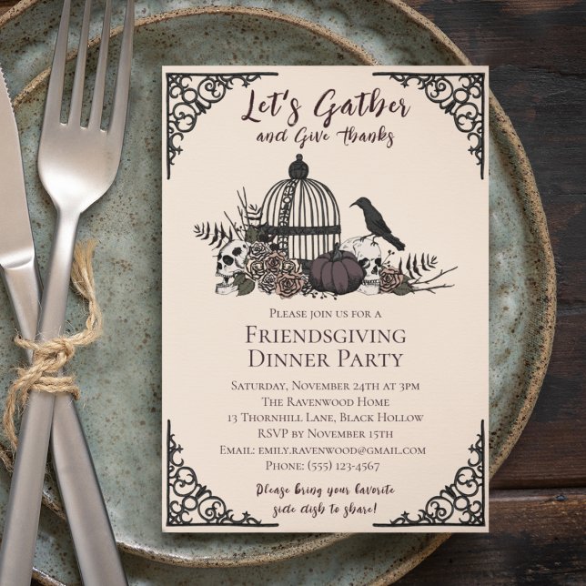 Gotham Döskallars & Ro Ge Tack Friendsgiving Inbjudningar (Gothic Friendsgiving Dinner Cream Invite. Hand-Drawn Skulls, Roses, Birdcage, Pumpkin & Fall Leaves)