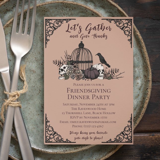 Gotham Döskallars & Ro Ge Tack Friendsgiving Inbjudningar (Gothic Friendsgiving Dinner Vintage Rose Invite. Hand-Drawn Skull Roses Birdcage Pumpkin Fall Leaves)