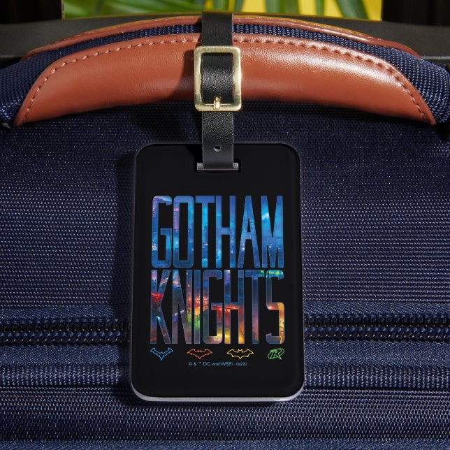 Gotham Knight City Lettering Bagagebricka (Framsida Insitu 2)