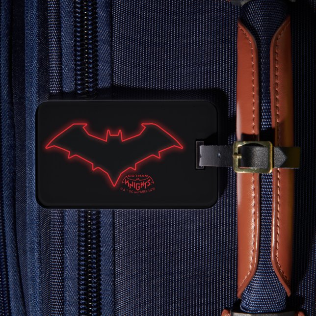 Gotham Knight Red Huva Logotyp Bagagebricka (Framsida Insitu 4)