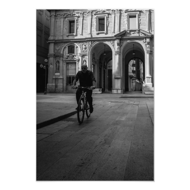 Gothic Alley Cyclist Fototryck (Framsidan)