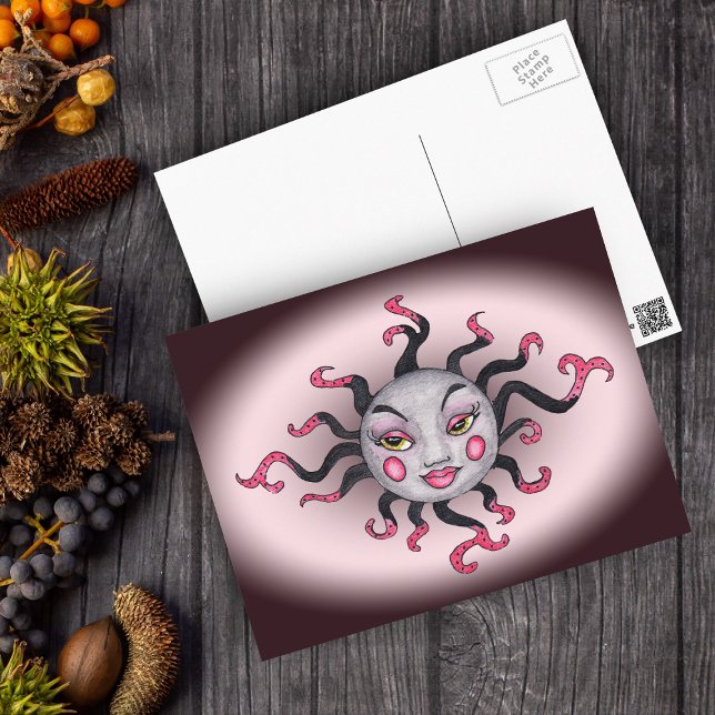 Gothic Black Rosa Sol Goddess vykort (Fantasy pink gray sun with pretty face on pink fading to dark grey postcard.)