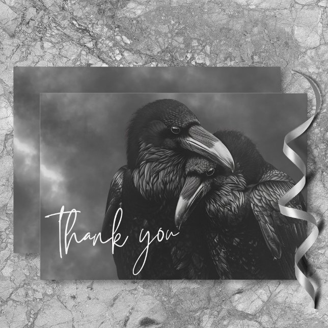 Gothic Black & White Raven Embrace Bröllop Tack Kort (Gothic Black & White Raven Embrace Wedding Thank You Card)