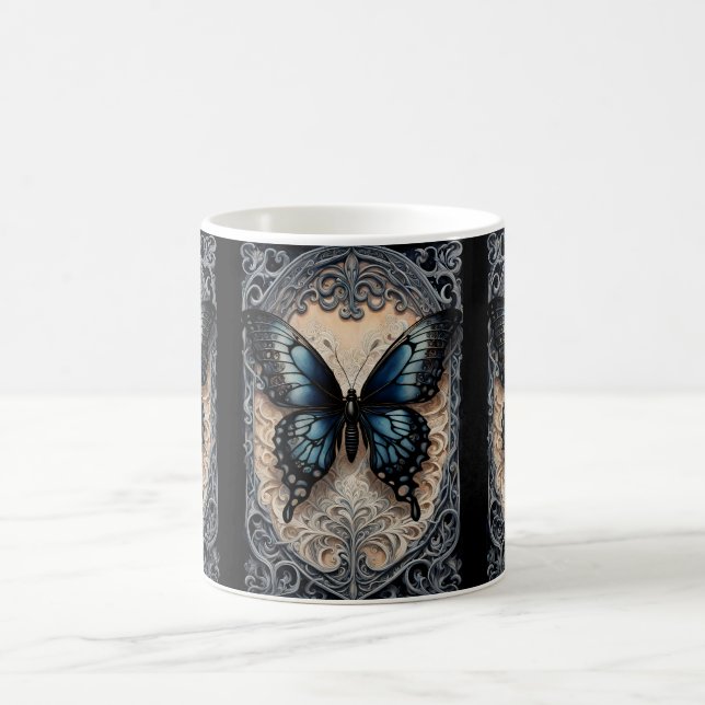 Gothic Butterfly i Ornate Scrollwork Kaffemugg (Center)