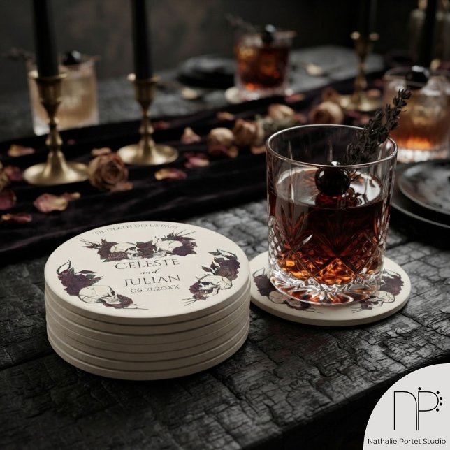 Gothic Dark Floral Til Döden Bröllop Underlägg Papper Rund (Hand-drawn gothic wedding round paper coasters featuring black ink skulls and moody dark florals.)