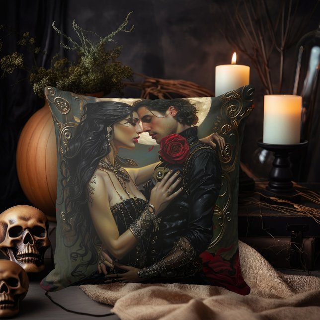 Gothic Embrace Kudde (Skapare uppladdad)
