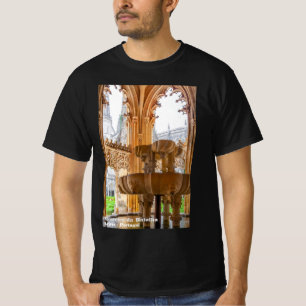 Gothic Fontän och Cloister. Batalhas kloster T Shirt