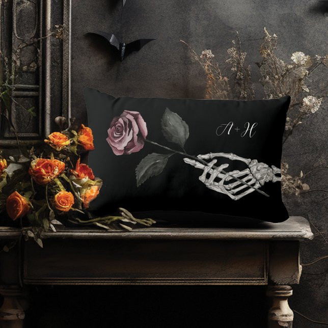 Gothic Halloween Black Bröllop Skeleton Hand Ro Lumbarkudde (Gothic Halloween Black Wedding Skeleton Hand Rose Lumbar Pillow)