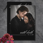 Gothic Halloween tills Dödsfoto Bröllop Spara Datumet<br><div class="desc">Fira din kärlek-historia med en aning hemande romantik. Vår gotesiska besparing av datumkortet sätter upp scenen för ett förhatligt vackert bröllop. På framsidan tar ditt favoritfoto mittstadiet, omslaget i en mjuk svart oskärpa, skapande ett luft av mysteriet. Vintagen skriker viskar tills döden gör oss del av" och anger tonen för...</div>