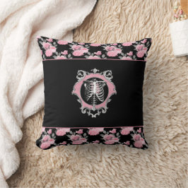 Gothic Kärlek | Rosa och svart Blommigt av Skeleto Kudde
