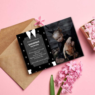Gothic Little tjej i svart klänning Birthday Photo Inbjudningar