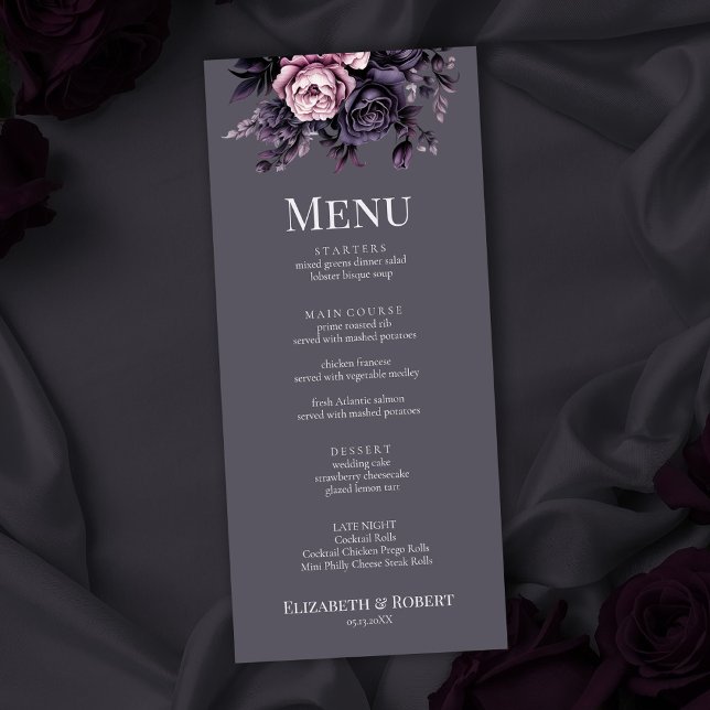 Gothic Plommon Blommig Bröllopsmeny Meny (Gothic Plum Floral Wedding Menu on a gothic wedding table with dark roses.)