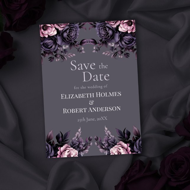 Gothic Plommon Blommig Spara Datum Inbjudningar (Gothic Plum Floral Save the Date Invitation on a gothic wedding table with dark roses)