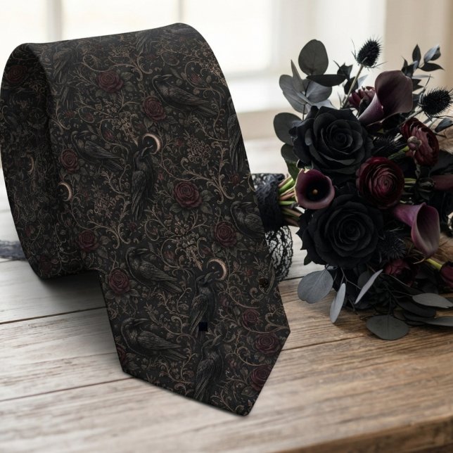 Gothic Raven Mörk Blommig Slips (Gothic raven and rose necktie for alternative menswear and dark academia formal events.)