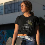 Gothic Ro litar på din magi T Shirt<br><div class="desc">T-shirt med gotin och mörk som illustrerar svart ro med texten "lita på din magi".</div>