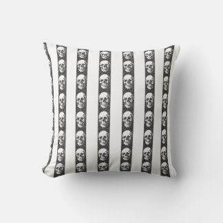 Gothic striped pattern with skulls kudde