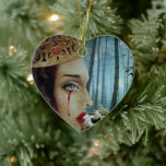 Gothic Surreal Unique Collage Ledsen Queen of Hear Julgransprydnad Keramik<br><div class="desc">Upptäck hur hemlig den här surrealistiska konsten är, och min mörk fantasi biet, drottningen av Hearts, har en övernaturlig symbolism, ånger och en överflödig sorgkänsla. Dö djupt in i den här mesmarsande teckningen och utforska de många gömt inslag i. Är du en fläkt av surrealism och goth-konst eller känner någon...</div>