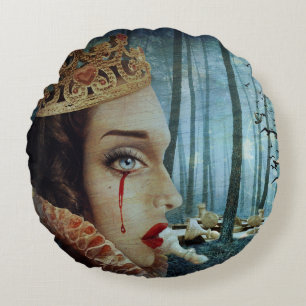 Gothic Surreal Unique Collage Ledsen Queen of Hear Rund Kudde