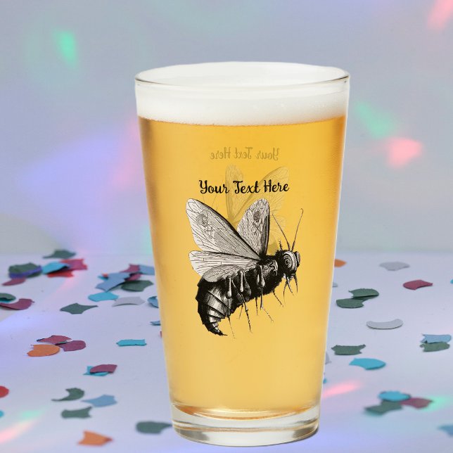 Gothic svart vit Bihuggben Skallar på vingar Glaskopp (Gothic black white bee big stinger skull crossbones on wings on glass drink tumbler.)