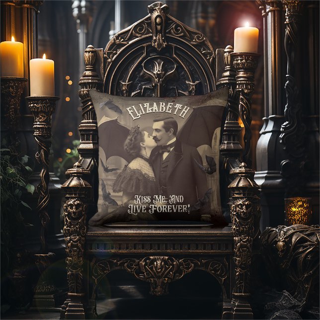 Gothic Vintage Victorian Dracula Kiss Halloween Kudde (Skapare uppladdad)