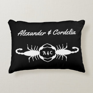 Gothic White Bröllopsskorpioner Anpassad Monogram Prydnadskudde