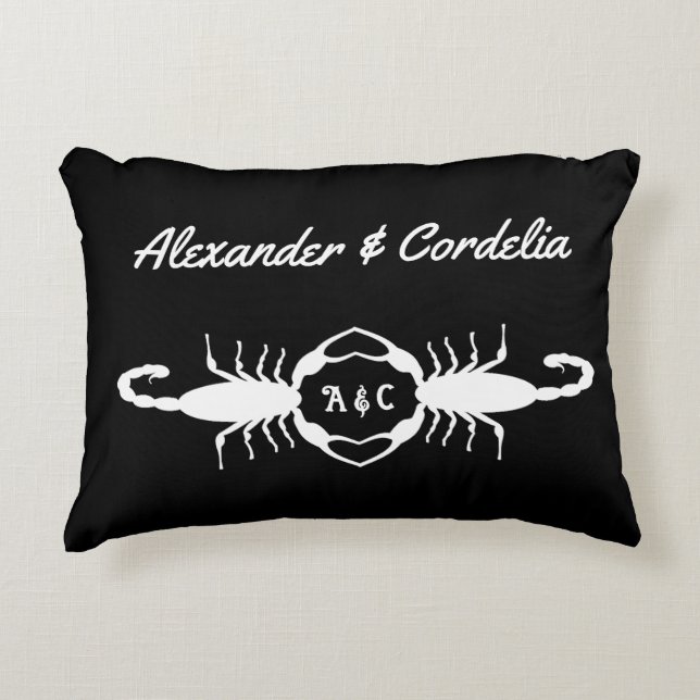 Gothic White Bröllopsskorpioner Anpassad Monogram Prydnadskudde (Framsidan)