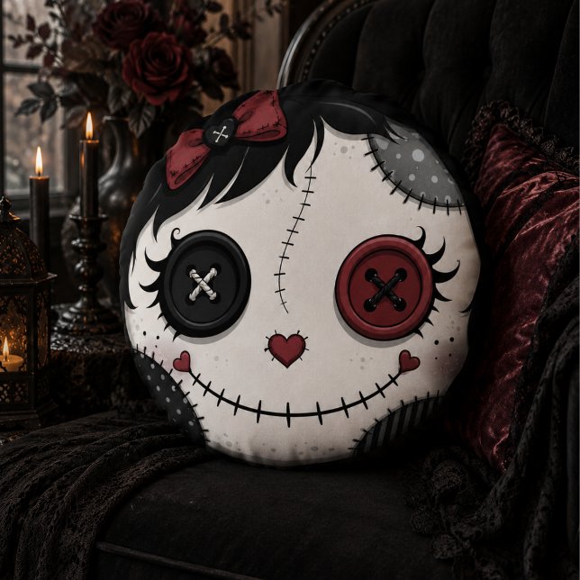 Gothisk knappdocka ögon Halloween rosa svart ansik Rund Kudde (Skapare uppladdad)