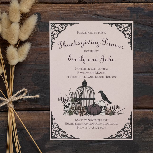 Gothma Döskallar, Pumpkin & Höst löv Thanksgiving Inbjudningar (Elegant Gothic Dinner Invitation in a Soft Blush Pink. Skull, Roses, Leaves, Black Raven, Birdcage)