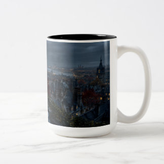 Gotisk Balkong Stad Svart Mugg | Soothing Savage