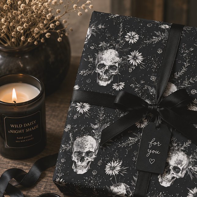 Gotisk dödskalle och vilda blommor svart blomster presentpapper (Skapare uppladdad)
