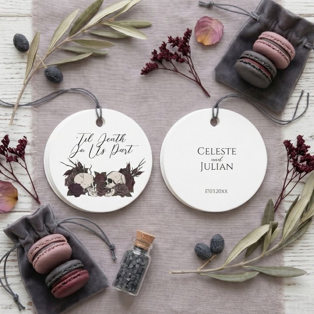 Gotisk dödskalle & rund ros gåvor etiketter (Moody Gothic Wedding Favor Tag with hand-drawn skulls and maroon roses with whimsigoth aesthetic)