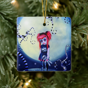 Gotisk flicka voodoo-docka och kusliga slingor väx julgransprydnad keramik