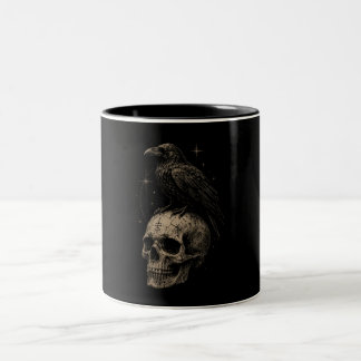 Gotisk korp på dödskalle, mystisk vintage. Två-Tonad mugg
