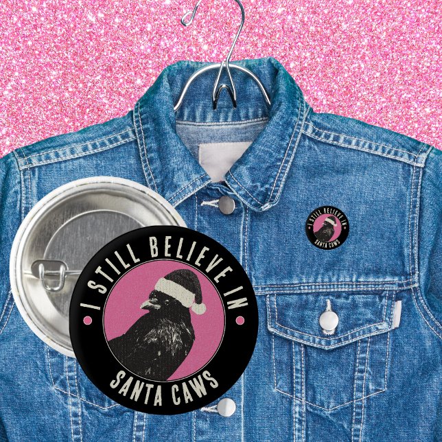 Gotisk Kråka Santa Caws Rosa och Svart Jul Knapp (This trendy pink and black gothic button pin features a Santa Caws sure to make them smile.)