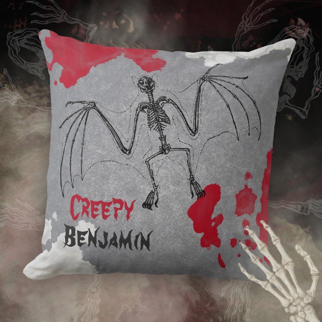 Gotisk kuslig fladdermus skelett Halloween accent Kudde (Creepy Halloween Bat Skeleton Your Name Throw Pillow ©Susanne Sachers - Sunny Mind Design 🌞)
