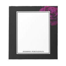 Gotisk lila-röd rosblomma