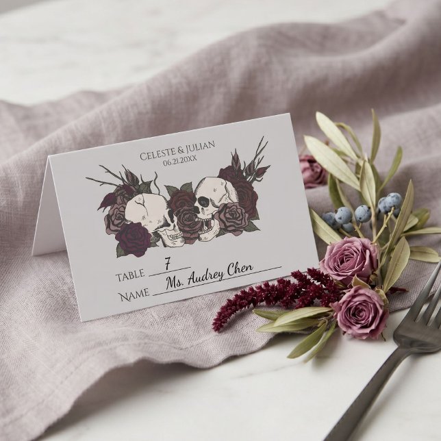 Gotisk Mörk Blommig Ljusgrå Bröllopsplatskort Placeringskort (Gothic Wedding Place Card features hand-drawn skulls and roses in a moody whimsigoth aesthetic)