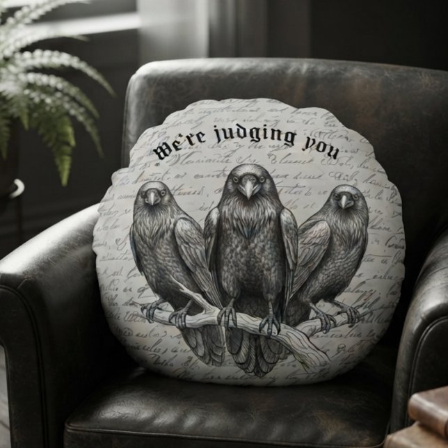 Gotisk Onyx Korp Dekoration för Hemmet Rund Kudde (Three vintage ravens round throw pillow for dark academia fans and autumn home decor.)