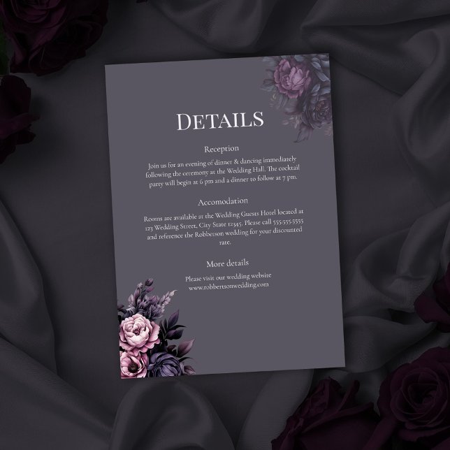Gotisk Plommon Blommig Bröllopsdetaljkort Inbjudningar (Gothic Plum Floral Wedding Invitation on a gothic wedding table with dark roses)