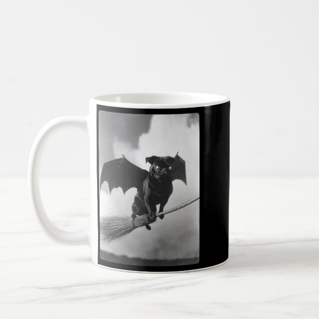 Gotisk Pug Med Fladdermusvingar Häxkvast Kuslig Kaffemugg (Vänster)