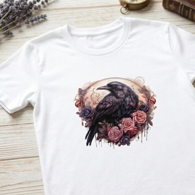 Gotisk Raven Mörk Akademisk Grafik T Shirt (Gothic raven and rose art tee for dark academia fans as a unique gift.)