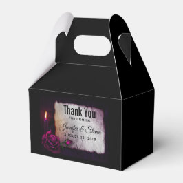 Gotisk ros, ljus och vigselbröllop med pergament presentaskar