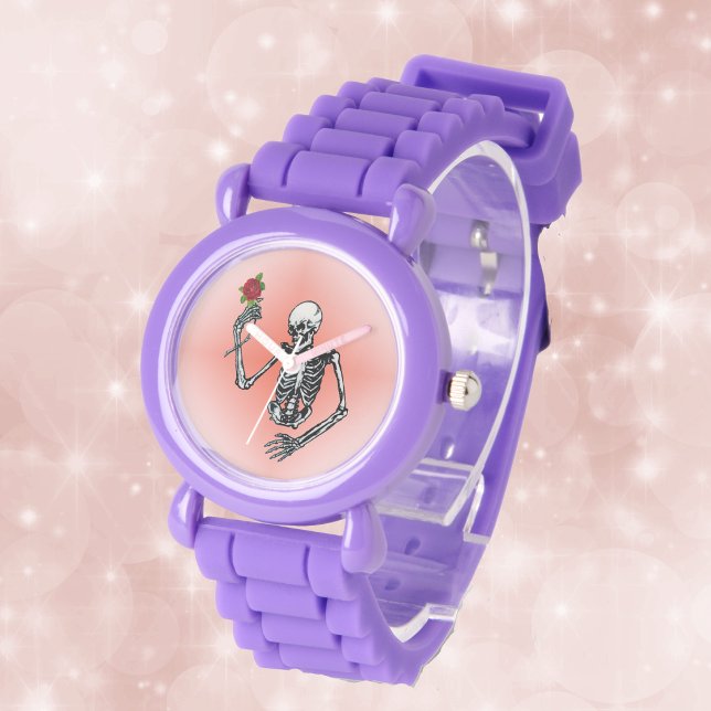Gotisk skelett enkel röd ros armbandsur (Skeleton holding up a single red rose on red fading to pink background on wrist watch.)