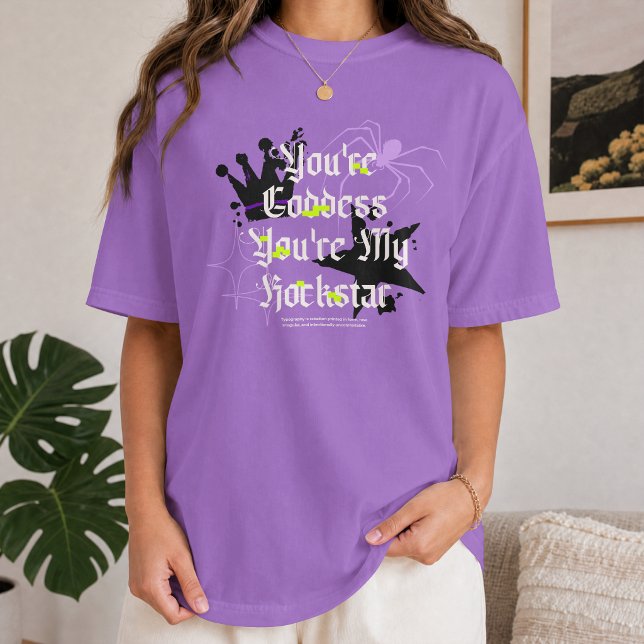 Gotisk spindel lila typografi t shirt (Skapare uppladdad)